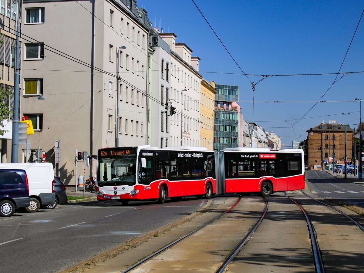 Wien. Der Wagen 8989 der Wiener Linien wendet hier am 29.08.2023 beim Bahnhof Meidling und fährt weiter als Linie 62A nach Liesing.