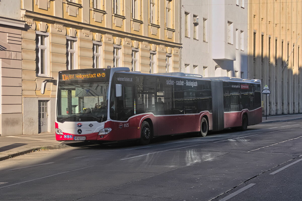 Wien: Mercedes-Benz Citaro 2. Generation der Wiener Linien (Bus 8925, W-4017LO) als Linie 10A an der Haltestelle Niederhofstraße. Aufgenommen 23.9.2022.