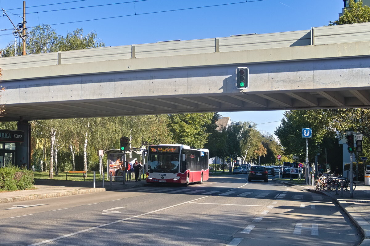 Wien: Mercedes-Benz Citaro 2. Generation der Wiener Lokalbahnen (W-3838LO) als Linie 16A an der Haltestelle Am Schöpfwerk. Aufgenommen 23.9.2022.