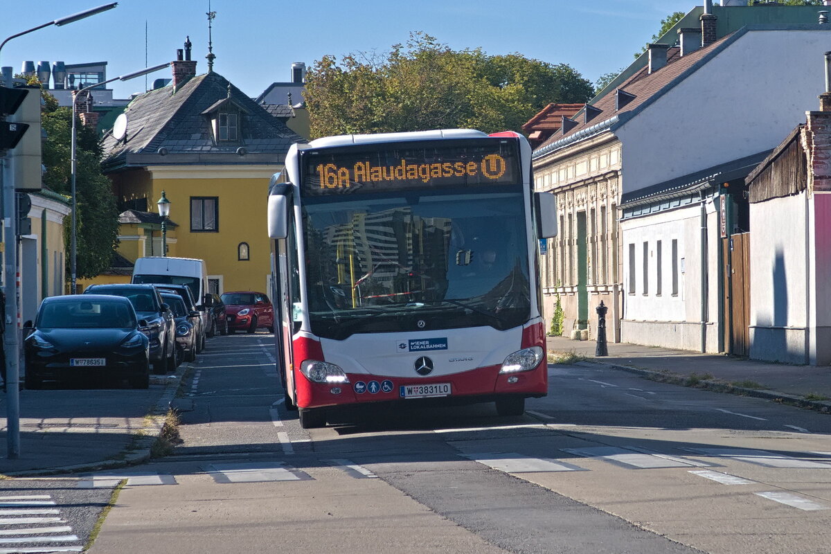 Wien: Mercedes-Benz Citaro 2. Generation der Wiener Lokalbahnen (W-3831LO) als Linie 16A bei der Haltestelle Am Schöpfwerk. Aufgenommen 23.9.2022.