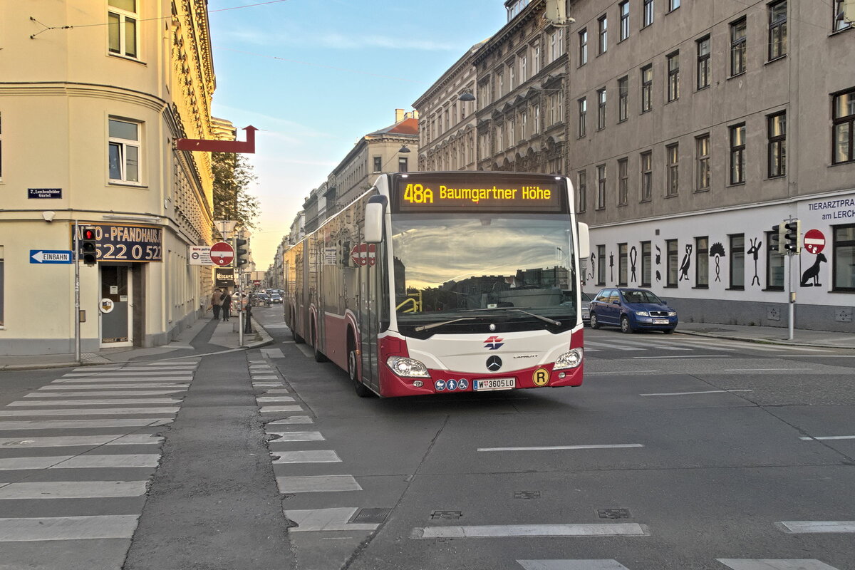 Wien: Mercedes-Benz Citaro 2. Generation (Bus 8560, W-3605LO) als Linie 48A in der Neustiftgasse. Aufgenomen 23.9.2022.