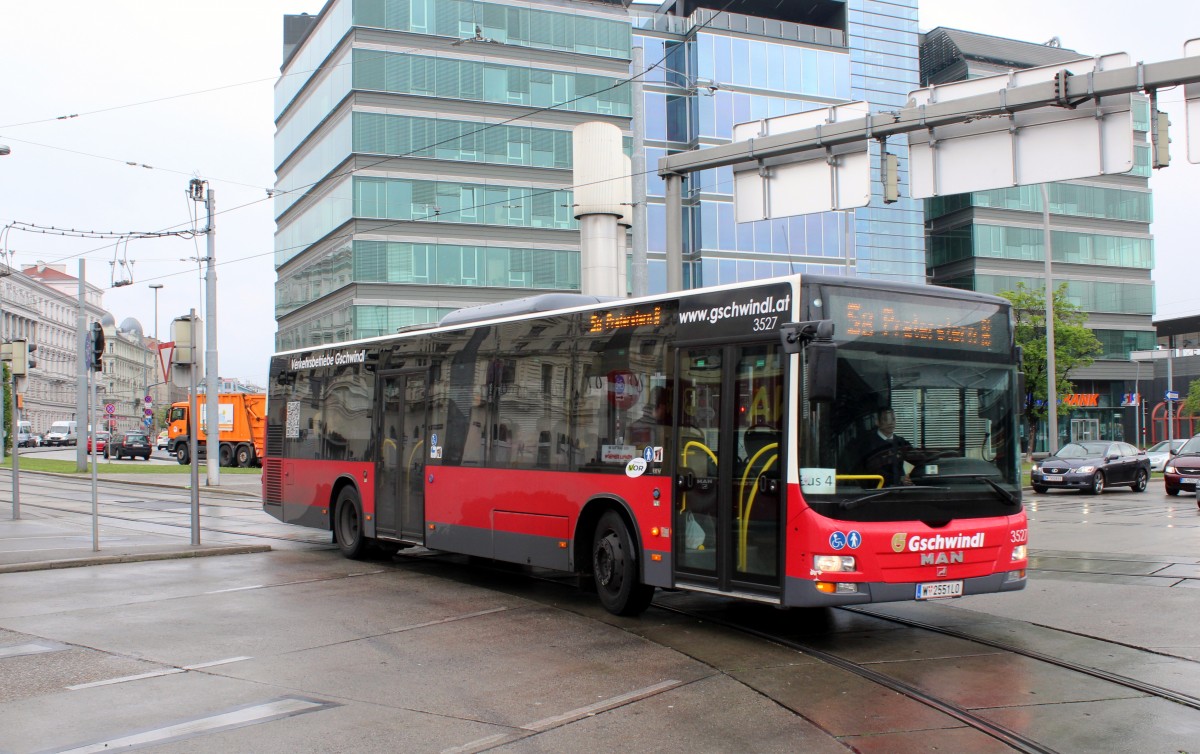 Wien Verkehrsbetriebe Gschwindl Buslinie 5B (MAN 3527) Praterstern am 2. Mai 2015.