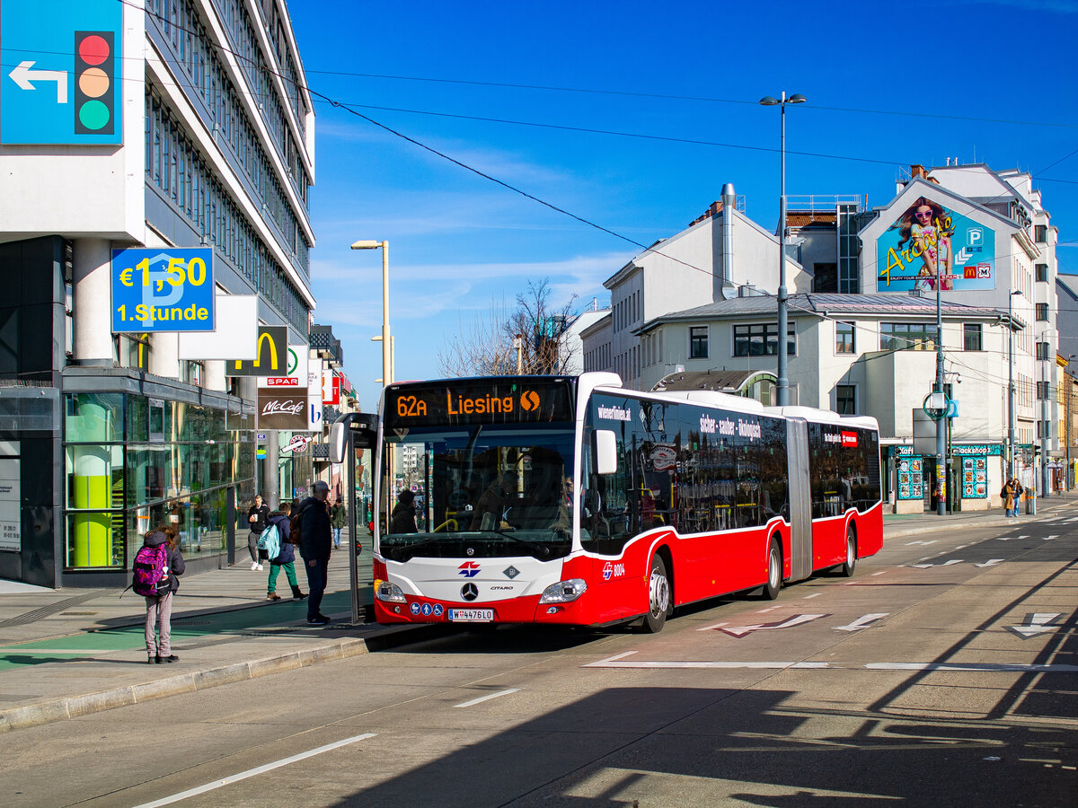 Wien. Wagen 8004 der Wiener Linien, steht hier am 16.02.2024 als Linie 62A in der Haltestelle Meidling Bahnhof.