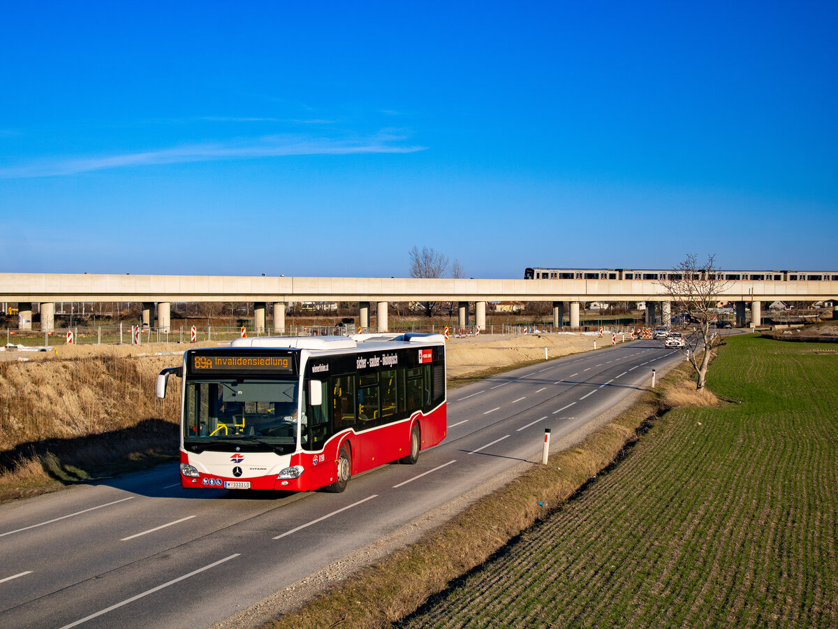 Wien. Wagen 8198 der Wiener Linien ist hier am 16.02.2024 als Linie 89A in der Ostbahnbegleitstraße zu sehen.