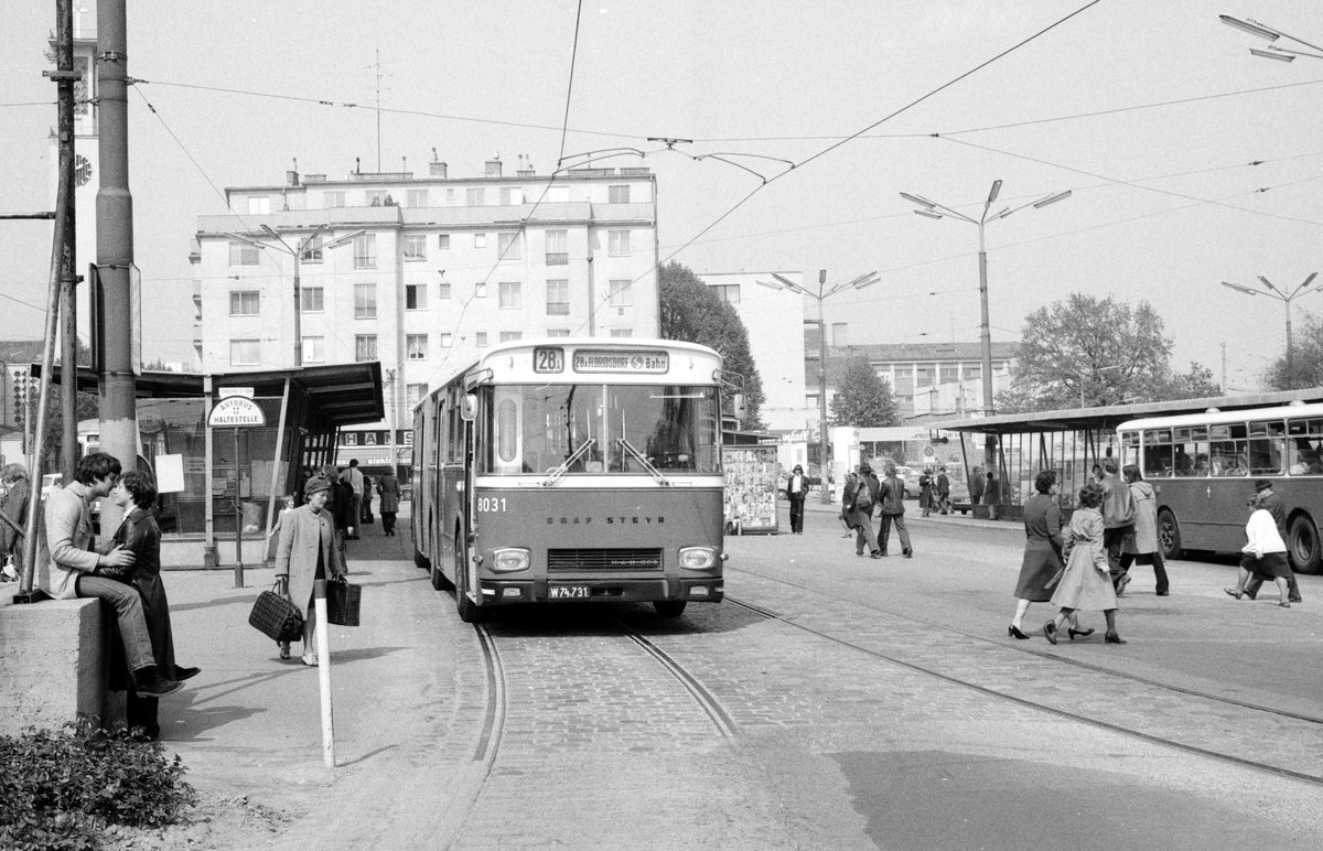 Wien WVB: Buslinie 28A. Typ: GU 230/54/59. Betriebsnummer: 8031 (W 74.731). Hersteller: Gräf & Stift-Steyr-MAN (Serie 8019 - 8049 1974/75). Ort: Floridsdorf, Franz-Jonas-Platz. Datum: Mai 1976.