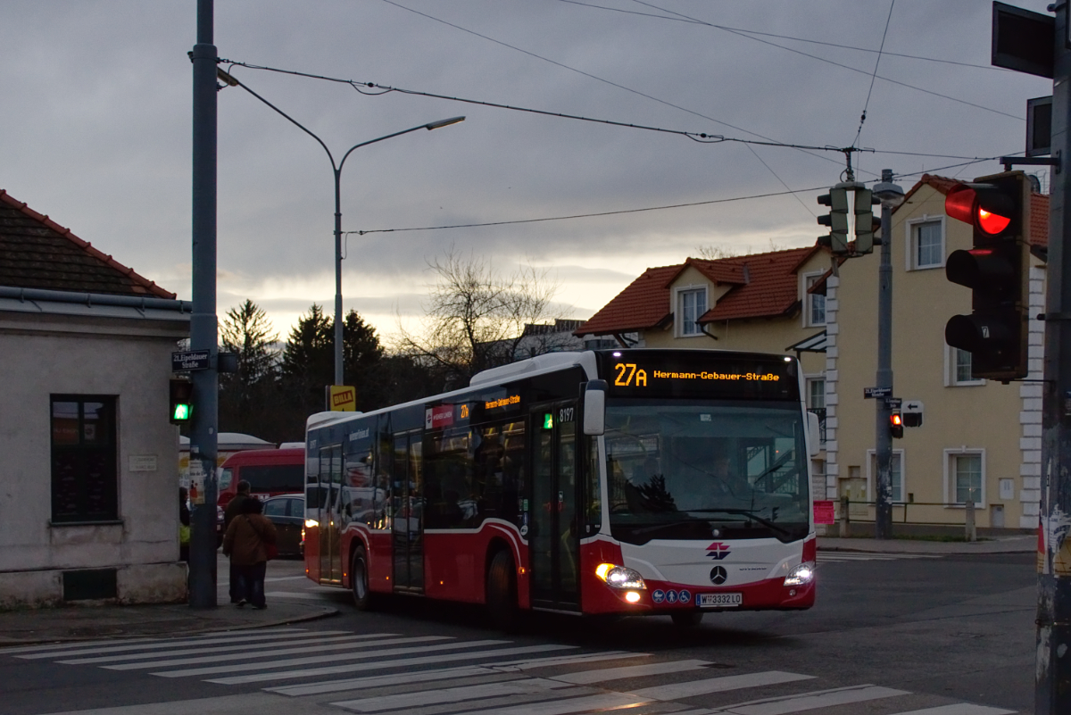 Wiener Linien NL220MB 8197 auf der Linie 27A beim Einbiegen auf den Leopoldauer Platz, 11.12.2017