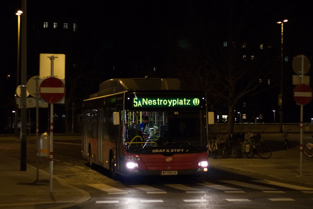 Wiener Linien NL273T3 8623 auf der Linie 5A am Friedrich-Engels-Platz, 13.12.2017
