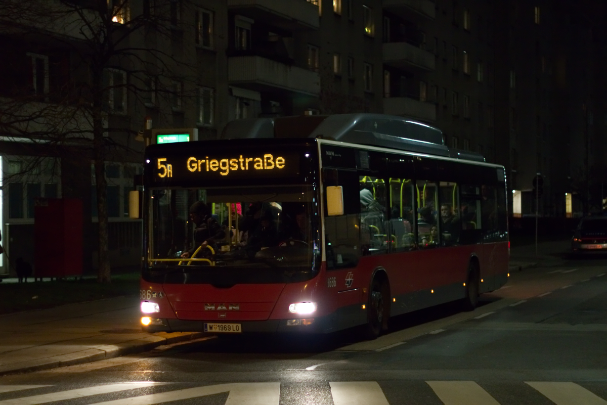 Wiener Linien NL273T3 8686 auf der Linie 5A in der Haltestelle Friedrich-Engels-Platz, 13.12.2017