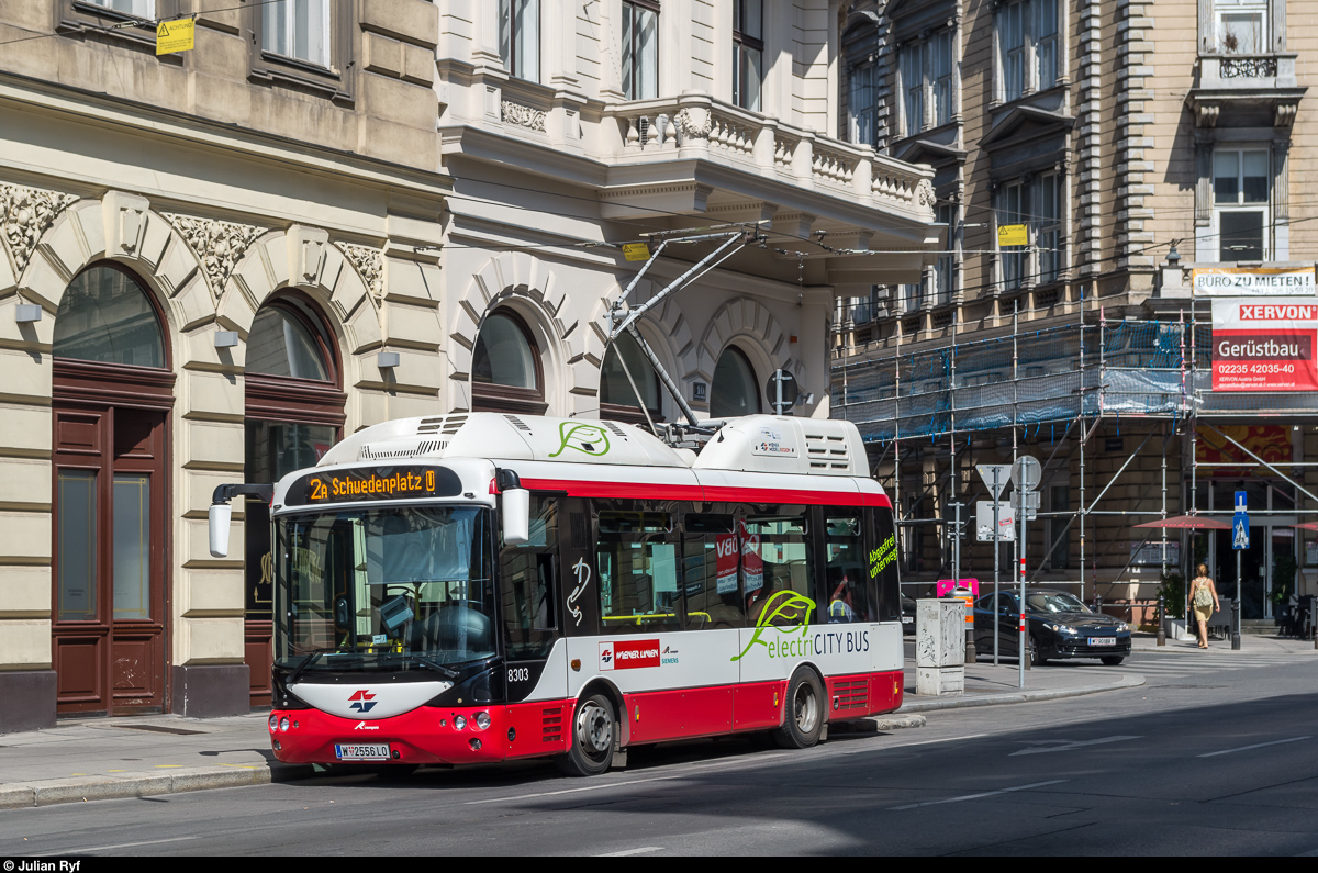 Wiener Linien Rampini/Siemens Elektrobus 8303 am 30. Mai 2017 an der Ladestation am Schwarzenbergplatz.
