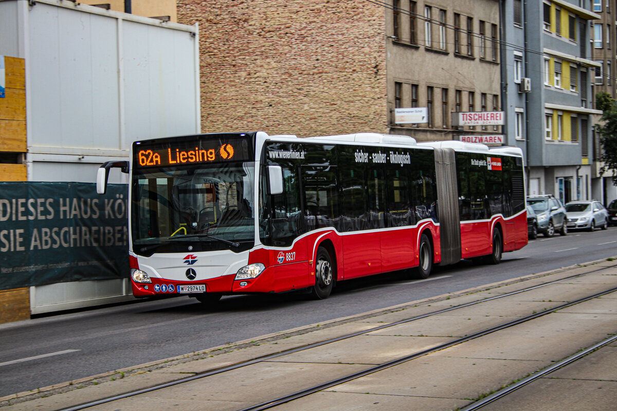 Wiener Linien Wagen 8837 auf der Linie 62A nach Liesing verlässt die Startstation Meidling Eichenstraße