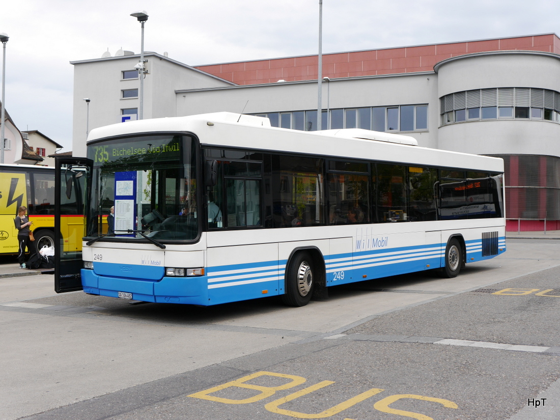 WilMobil - Volvo-Hess  Nr.249  SG  104482 bei den Bushaltestellen vor dem Bahnhof in Will am 25.04.2015