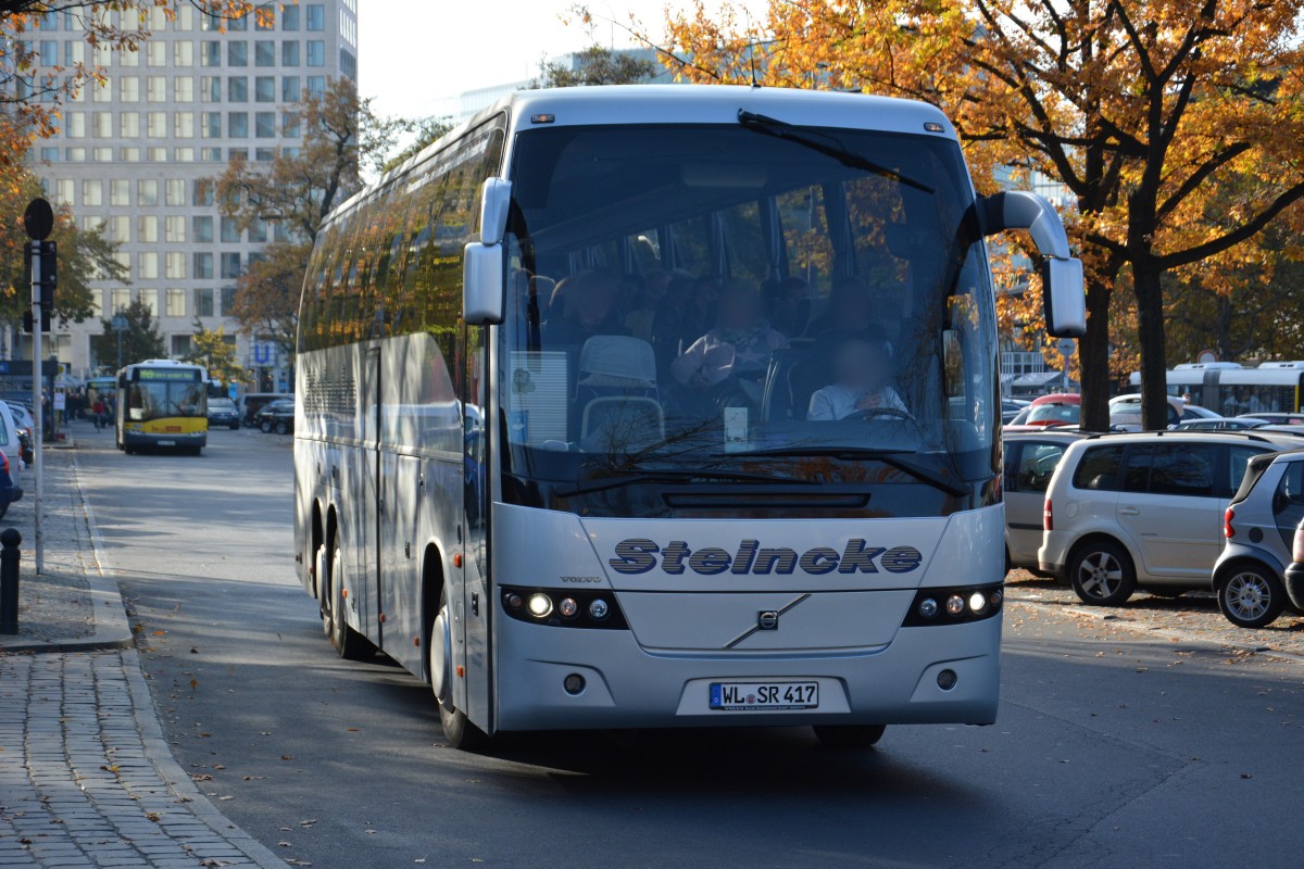 WL-SR 417 unterwegs am 08.11.2014 durch Berlin. Aufgenommen wurde ein Volvo 9700, Berlin Zoologischer Garten.
