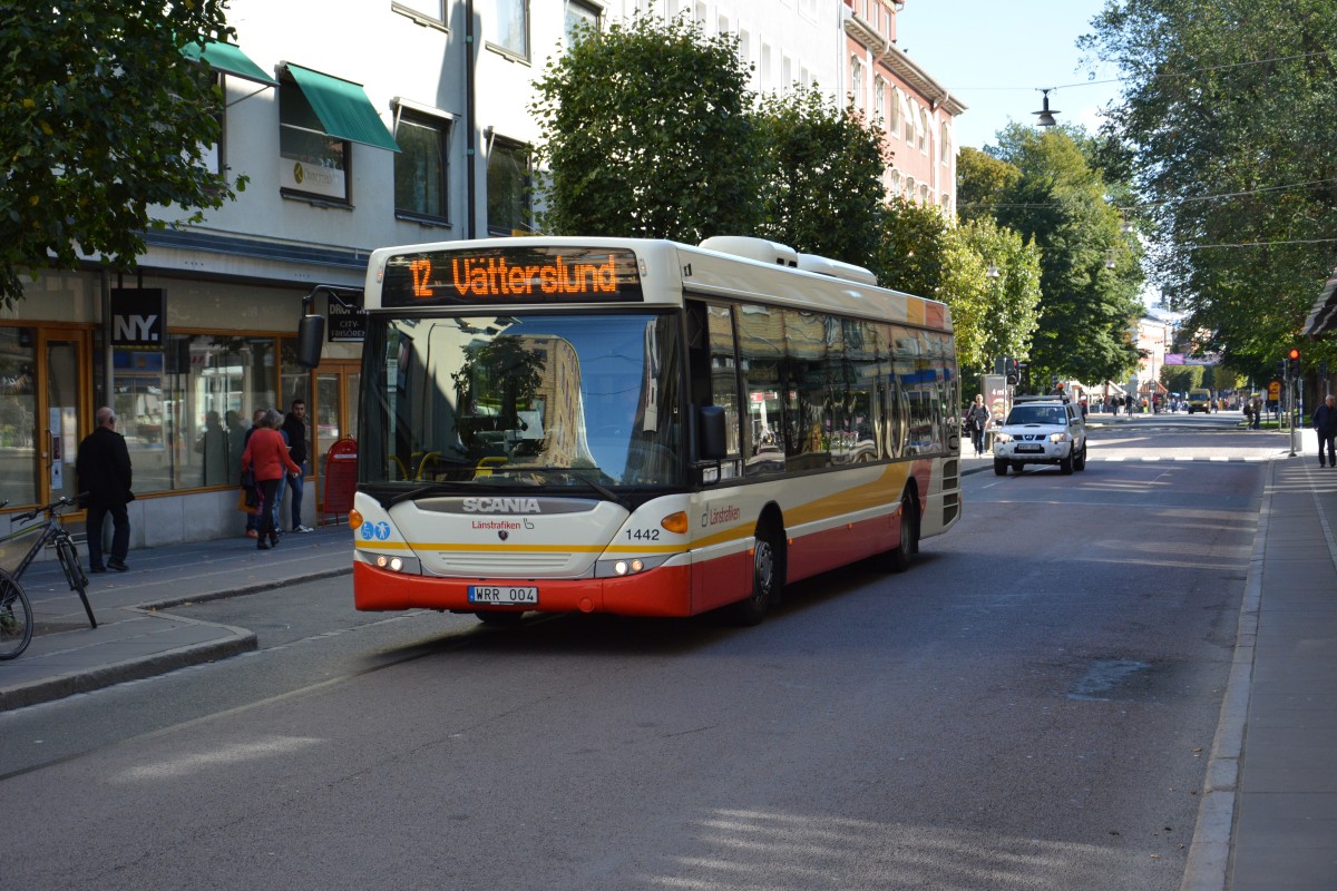 WRR 004 (Scania OmniLink) auf den Weg durch die Innenstadt von Jönköping am 15.09.2014.