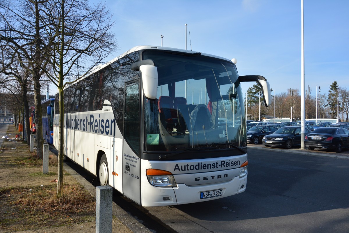 WSF-B 367 steht am 18.01.2015 am Olympischen Platz in Berlin. Aufgenommen wurde ein Setra S 415 GT-HD.
