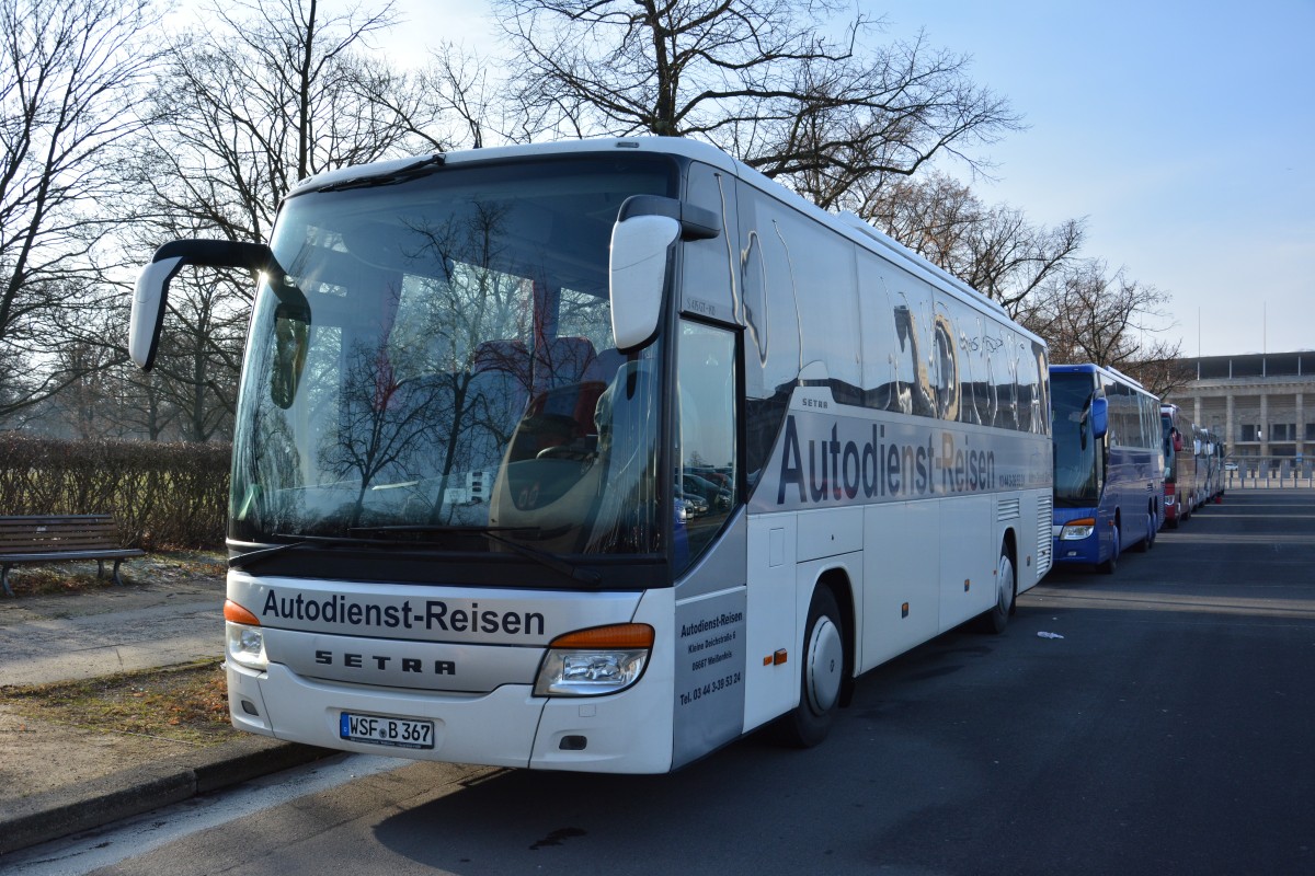 WSF-B 367 steht am 18.01.2015 am Olympischen Platz in Berlin. Aufgenommen wurde ein Setra S 415 GT-HD.
