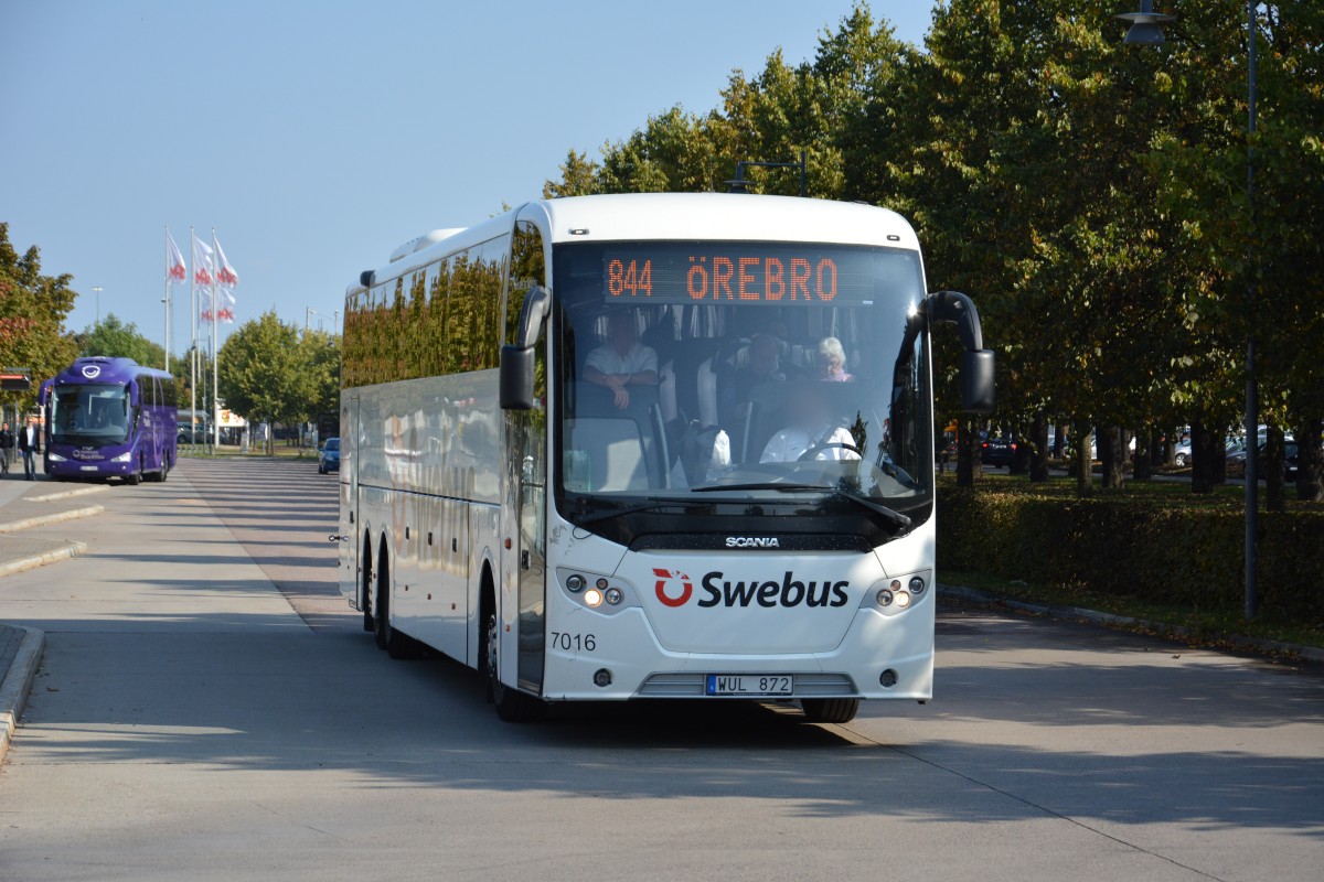 WUL 872 (Scania OmniExpress) auf dem Weg nach Örebro. Aufgenommen am 19.09.2014 Bahnhof Linköping.
