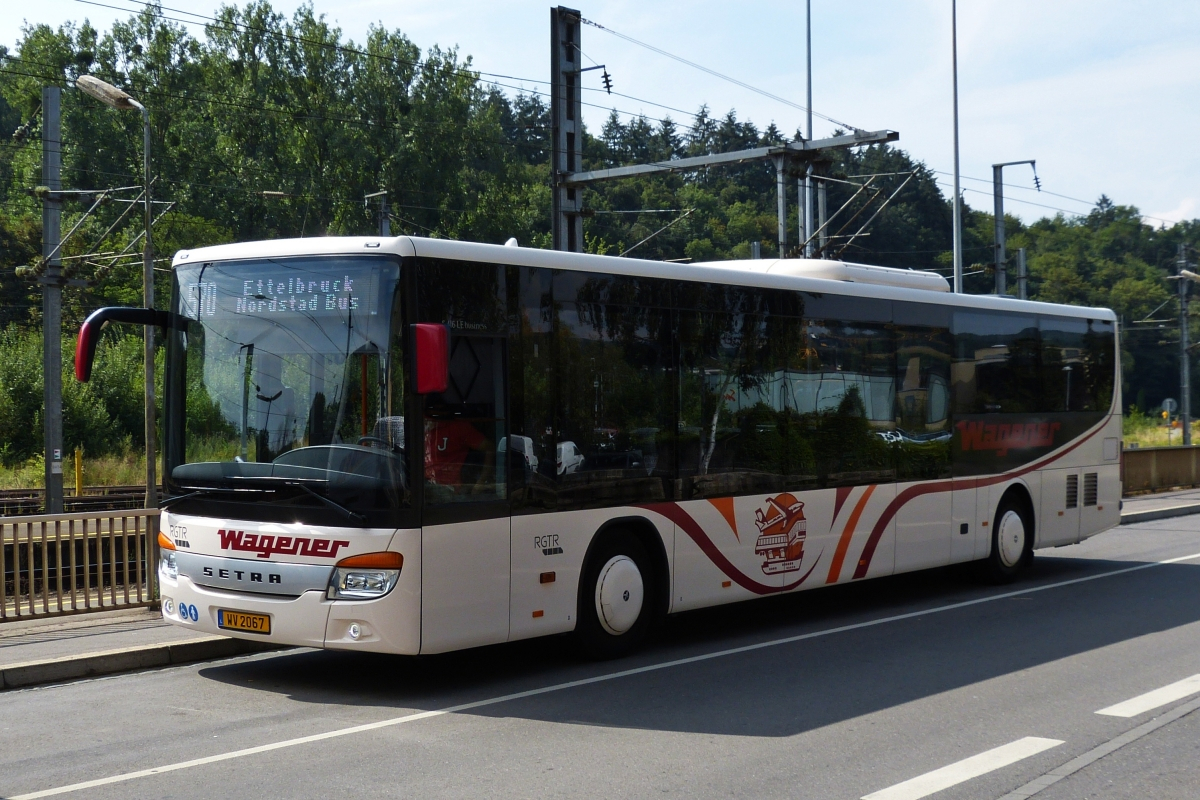 WV 2067, Setra S 416 LE, von Voyages Wagener, wartet am Busbahnhof 1 in Ettelbrück auf seinen nächsten Einsatz. 21.07.2018