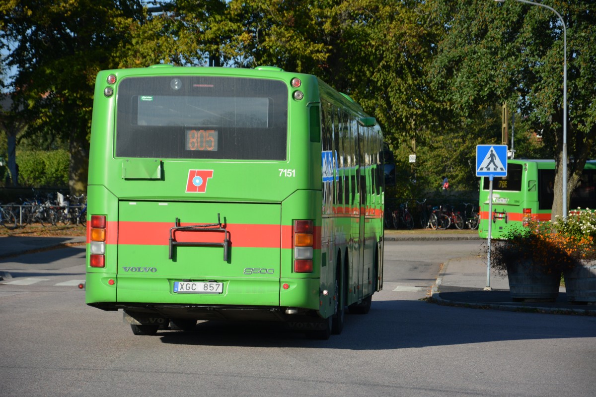XGC 857 auf der Linie 805 nach Trosa am 16.09.2014 Bahnhof Nyköping. (Volvo 8500)