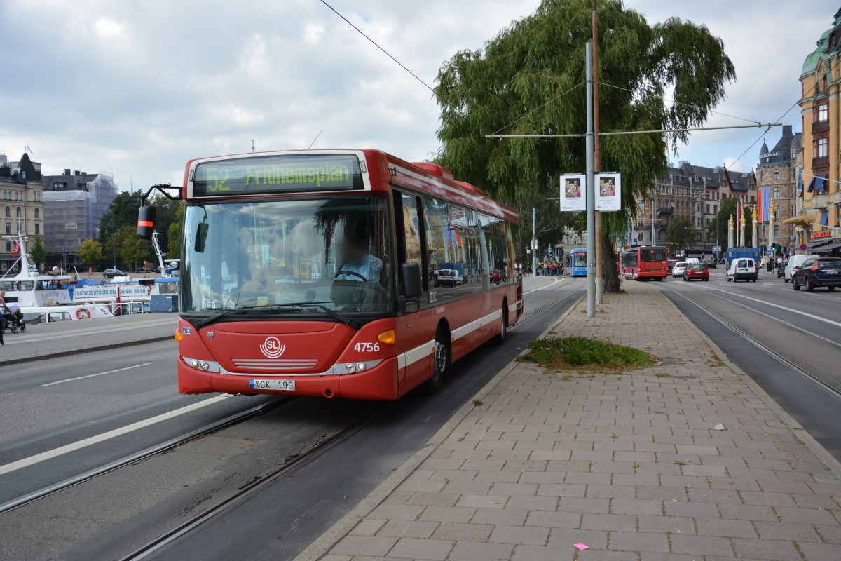 XGK 199 (Scania OmniLink) fährt am 16.09.2014 auf der Linie 52. Aufgenommen Strandvägen Stockholm.
