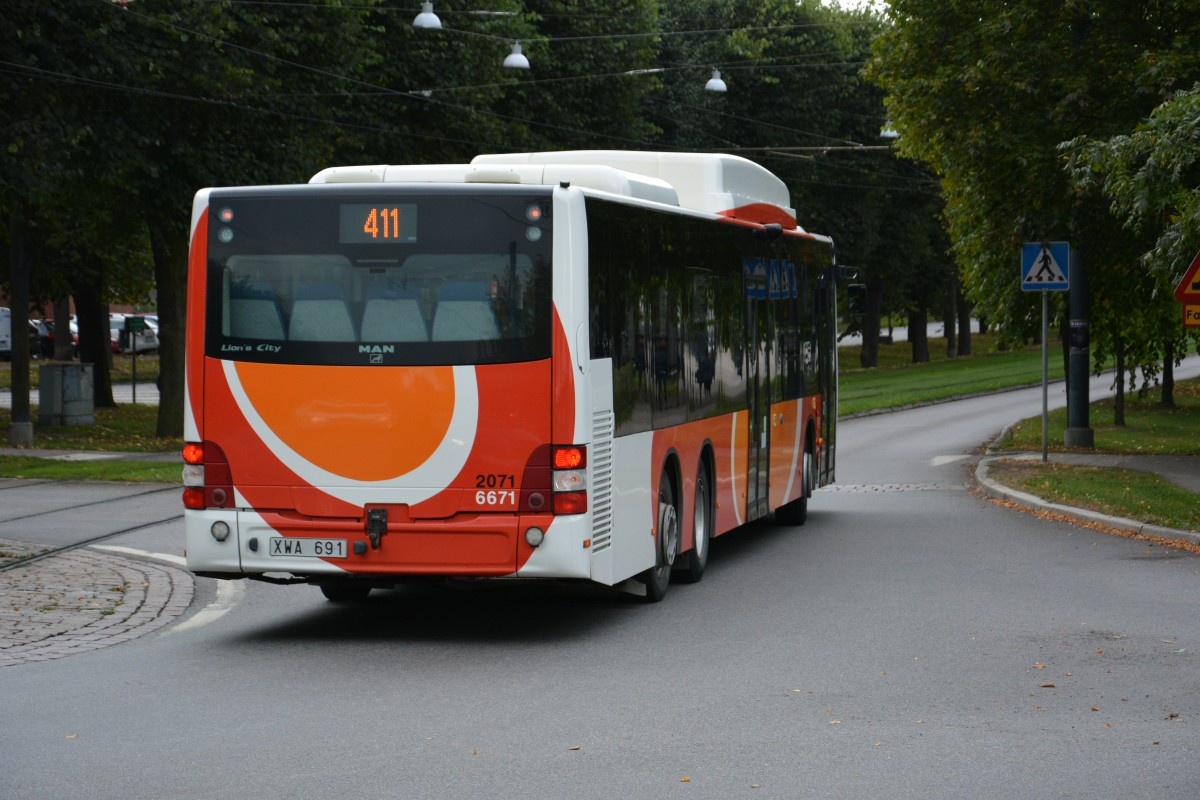 XWA 691 fährt am 09.09.2014 auf der Überlandlinie 411. Aufgenommen am Hauptbahnhof Norrköping.