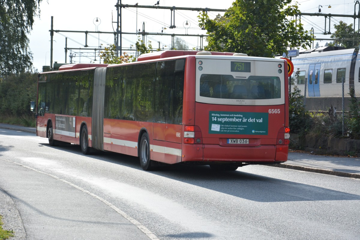 XWB 036 fährt am 13.09.2014 auf der Linie 751 und verlässt nun den Bahnhof Södertälje.