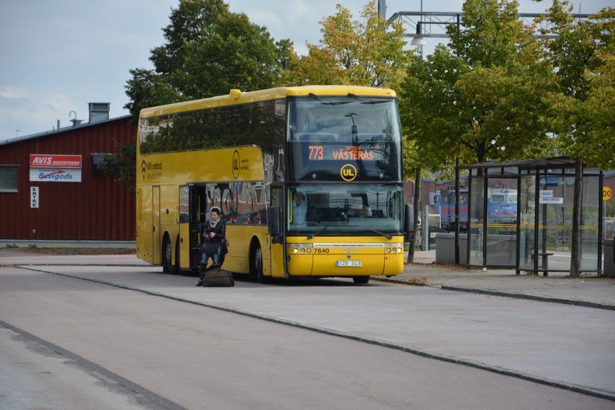 XZR 343 (Van Hool) kommt aus dem Bundesland Uppsala. Aufgenommen am 17.09.2014 Västerås Busbahnhof.