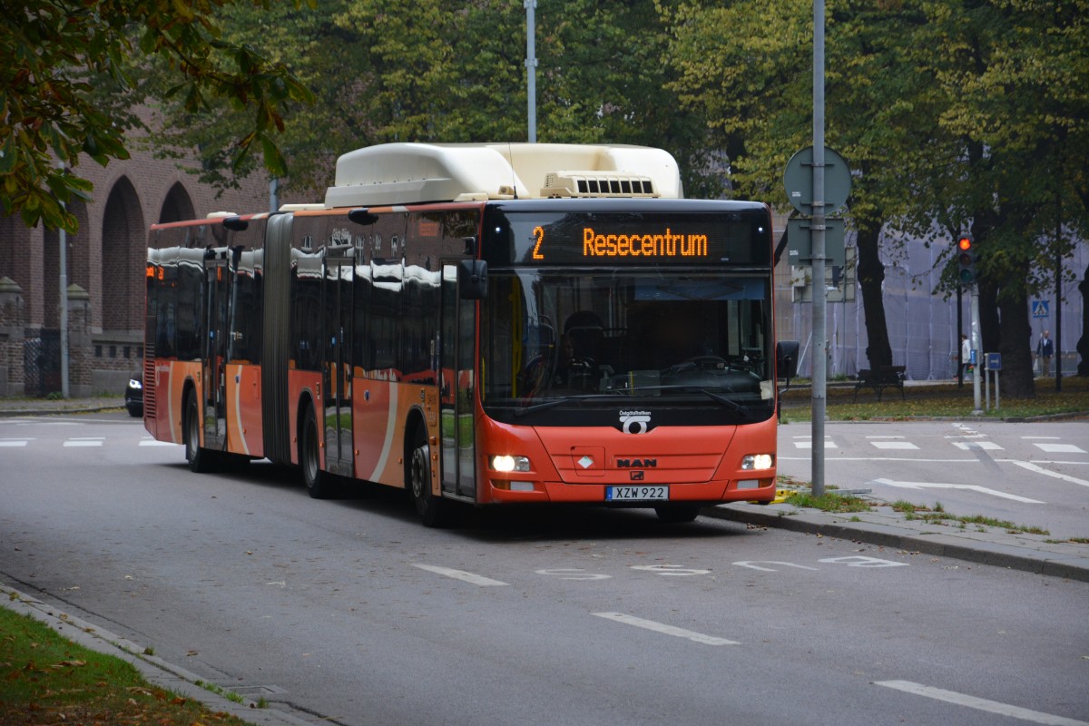 XZW 922 fährt am 19.09.2014 auf der Linie 2. Aufgenommen wurde ein MAN Lion's City CNG am Bahnhof Linköping.
