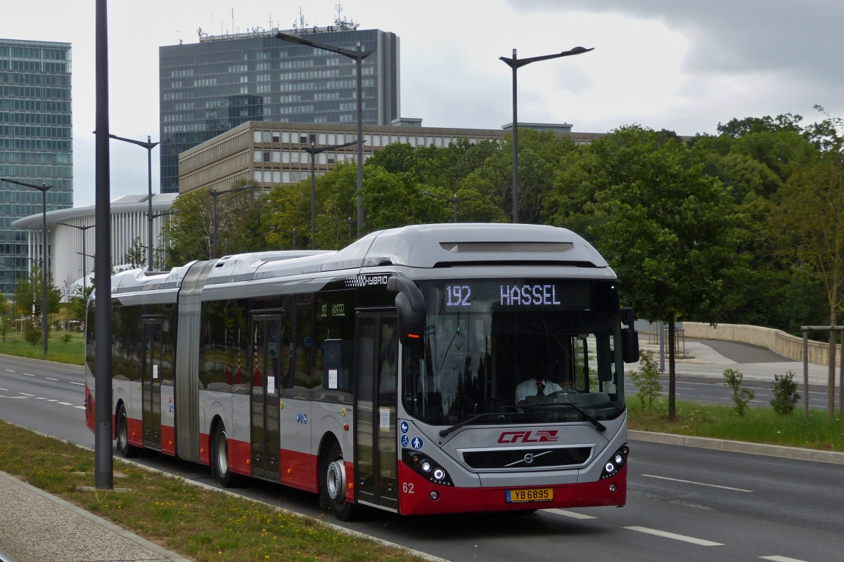 YB 6895, Volvo Hybrid des CFL, in der Stadt Luxemburg unterwegs am 28.07.2020