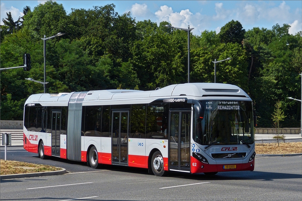 YB 6895, Volvo Hybrid Gelenkbus der CFL aufgenommen in den Strassen der Stadt Luxemburg. Aug. 2019