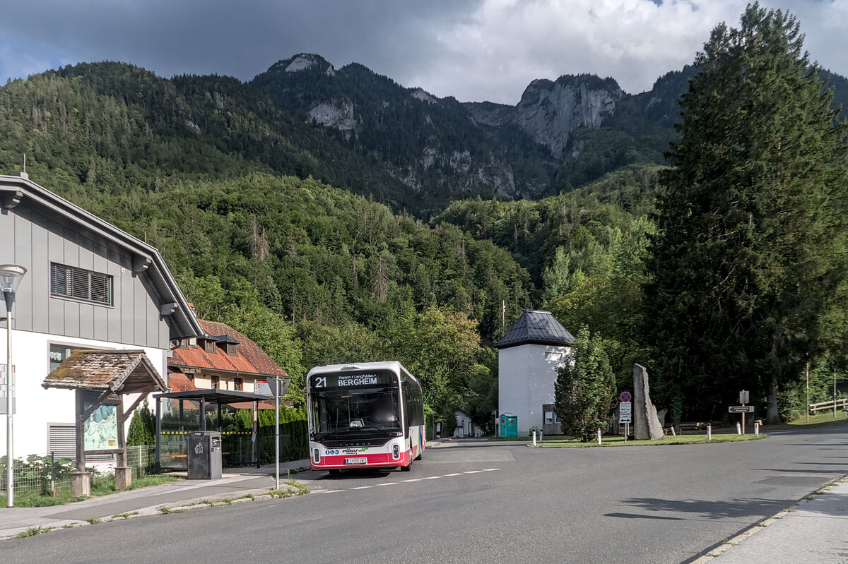 Yutong E-Bus von Albus (Bus L9229, S-126XW) als Linie 21 vor dem Untersberg-Massiv an der Endhaltestelle F�rstenbrunn Buskehre. Aufgenommen 23.7.2026.
