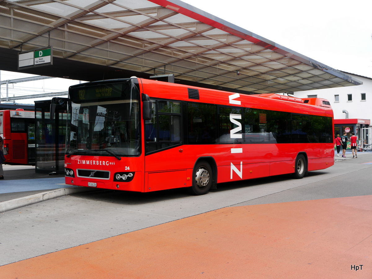 Zimmerberg Bus - Volvo 7700  Nr.24  ZH 268286 unterwegs auf der Linie 132 bei den Haltestellen vor dem Bahnhof in Horgen am 26.07.2015