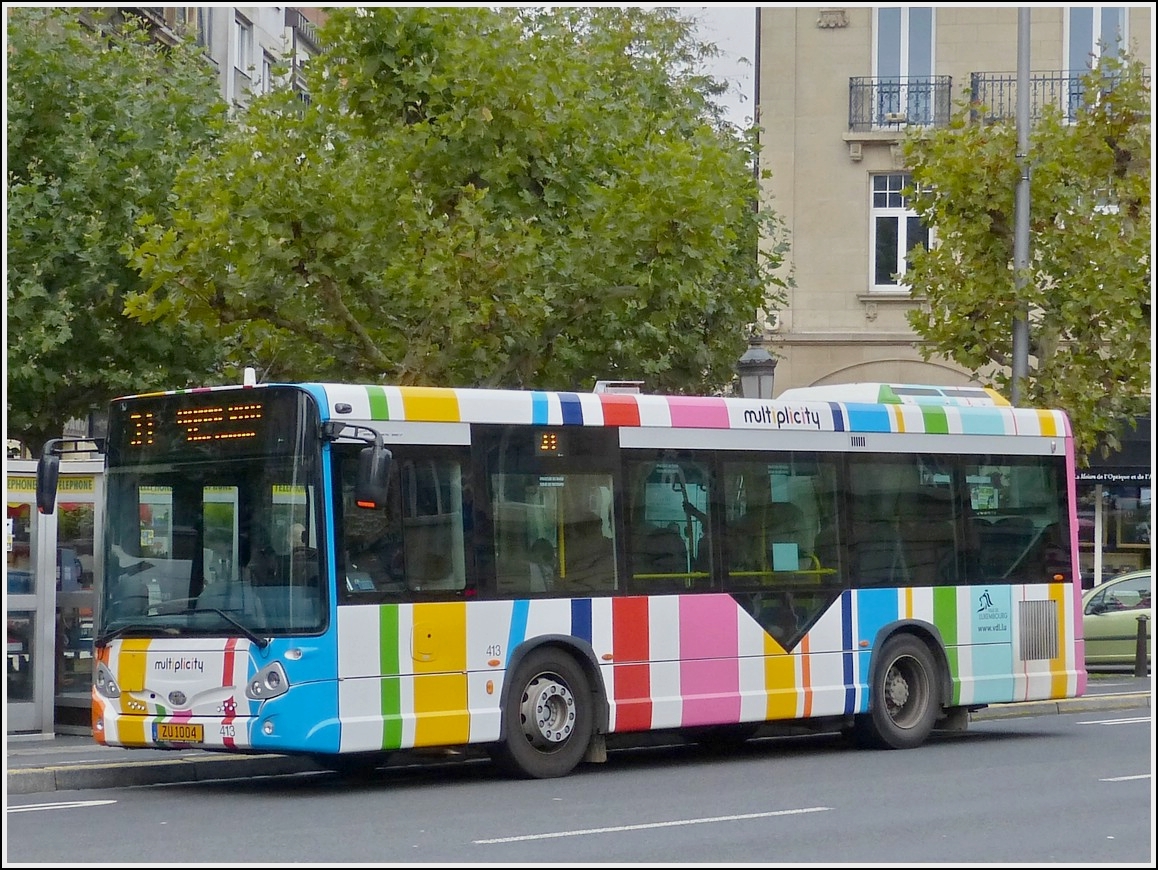 (ZU 1004) Heurliezbus hlt kurz am 12.10.2013 an einer Bushaltestelle der Stadt Luxemburg.