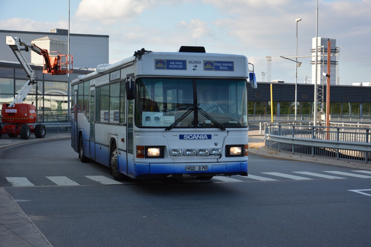 Zu sehen ist ein für mich unbekannter Scania Bus. Schäden am Bus sind in Stockholm nun wirklich nicht selten, aber dieser Schaden am Dach ist einfach der Wahnsinn. Oha. Aufgenommen am 13.09.2014 Flughafen Stockholm Arlanda.