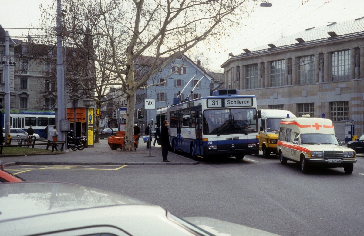 Zrich VBZ Trollebus 31 (Mercedes Benz/BBC-Scheron 28, Bj 1989) Heimplatz / Kunsthaus im Februar 1994.