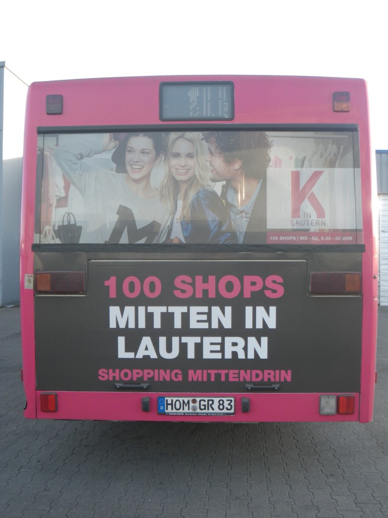 Zur Eröffnung des neuen Kaufhauses  K  in Kaisersalutern bekam HOM GR 83 von Gassert Reisen eine Heck-Werbung für dieses. Bei der Grundfarbe wird man direkt an alte Bahnbuszeiten erinnert: