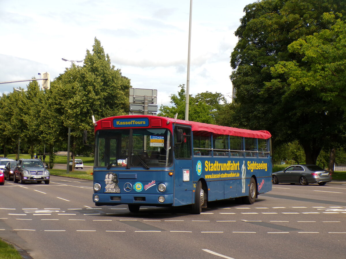 Zusehen ist ein Mercedes Benz O305 Oldtimer Bus als Stadtrundfahrt Bus in Kassel auf dem Weg in den Feierabend am 7.6.2025