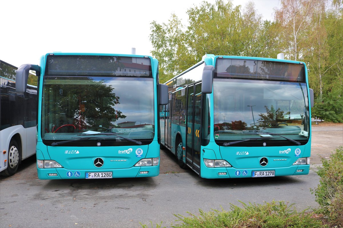 Zwei FraBus Mercedes Benz Citaro K am 03.10.18 in Offenbach auf einen öffentlichen Parkplatz 