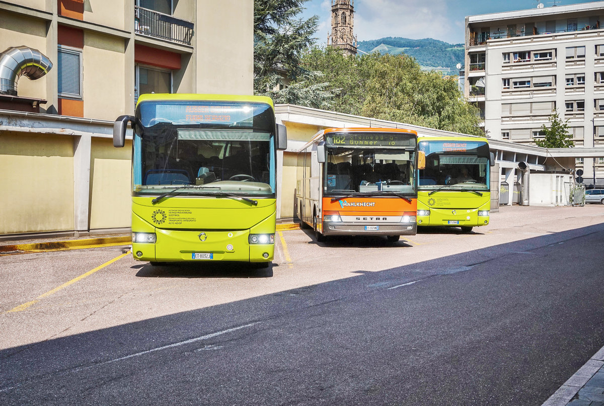 Zwei Irisbus Crossway der SAD und ein SETRA S 315 UL von MAHLKNECHT stehen am 25.8.2017 in Bolzano, Autostazione/Bozen, Busbahnhof.