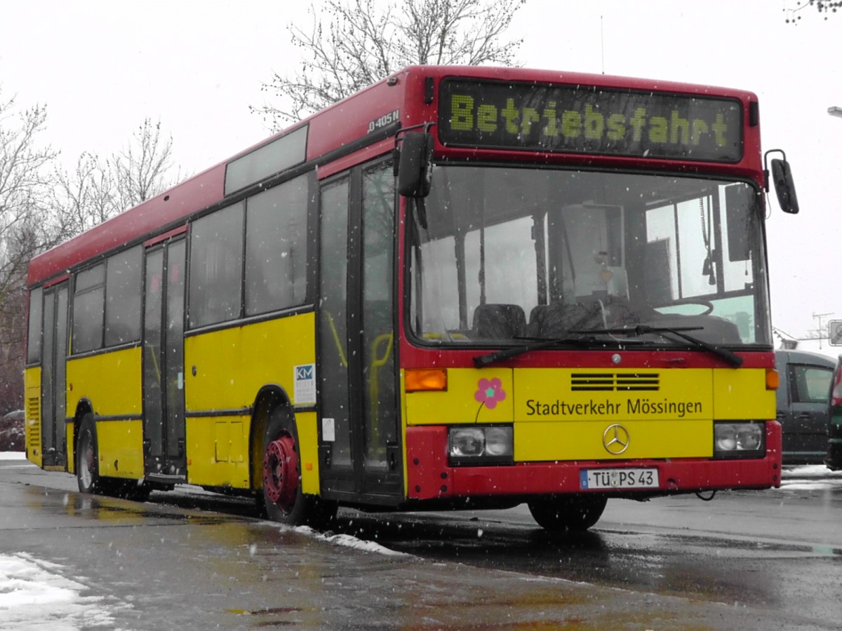 Zwei der letzten O405n in der Variante mit Drei Türen besitzt der Stadtverkehr Mössingen. 
Das Bild wurde am 15.2.12 am Mössinger Bahnhof aufgenommen. 
Inzwischen ist der Bus übrigens Schwarz-Weiß lackiert und mit Werbung zugekleistert.

