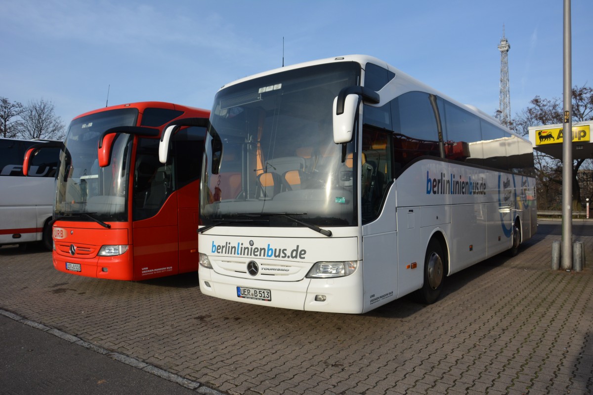 Zwei mal Mercedes Benz Tourismo von Uecker-Randow-Bus stehen am 27.12.2014 auf dem Rastplatz an der A 115. (UER-B 518 + UER-B 513)
