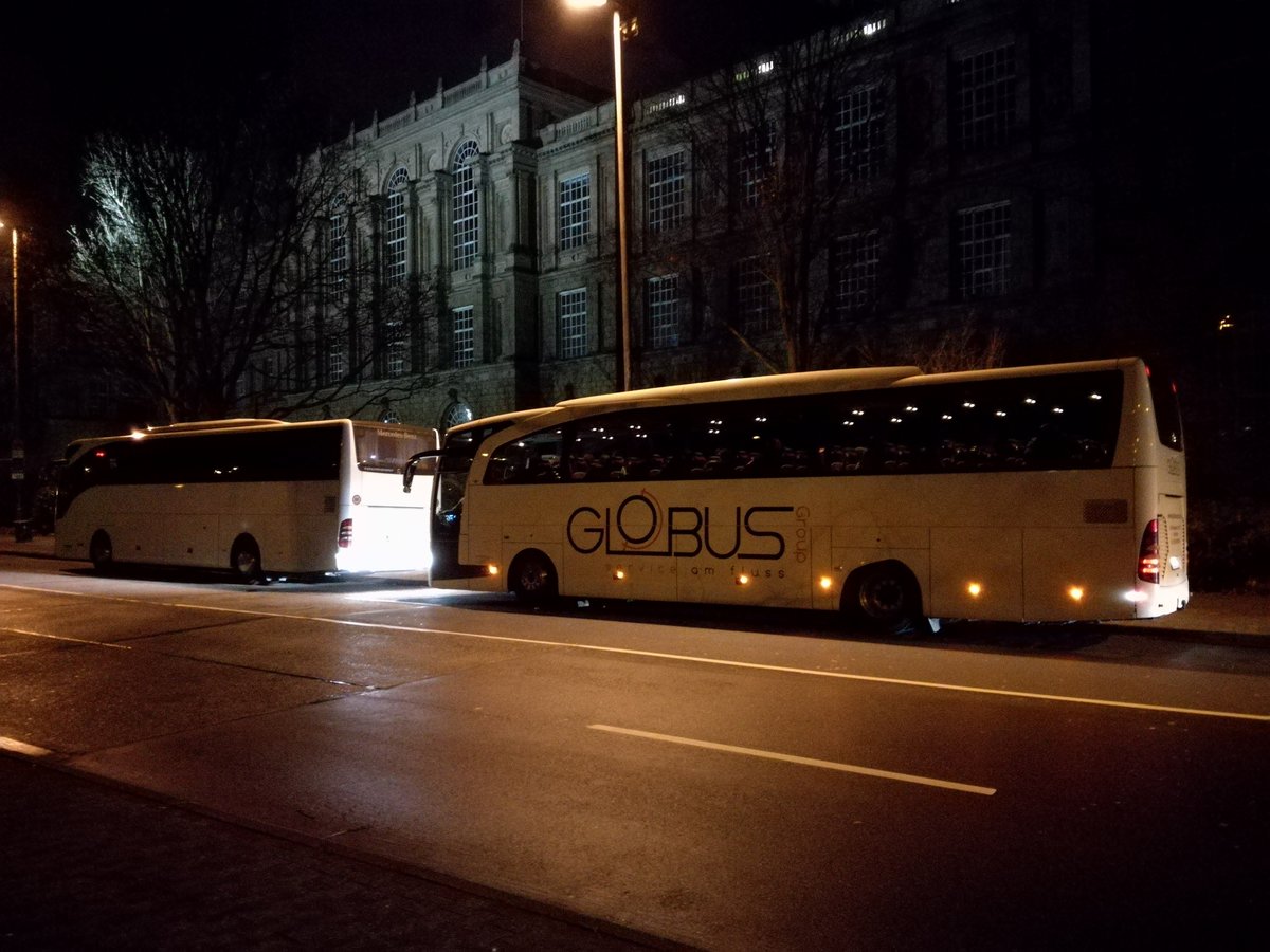 Zwei Mercedes-Benz Reisebusse in Düsseldorf. Der hintere Bus gehört der 'GLOBUS Group'. | Dezember 2017