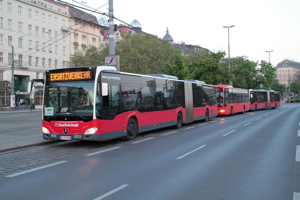 Zwei Mercedes Citaro 2 G der Verkehrsbetriebe Gschwindl sowie ein Blaguss Mercedes Citaro als Ersatzverkehr in Wien am 22.04.2014 Foto © by David Wirringer