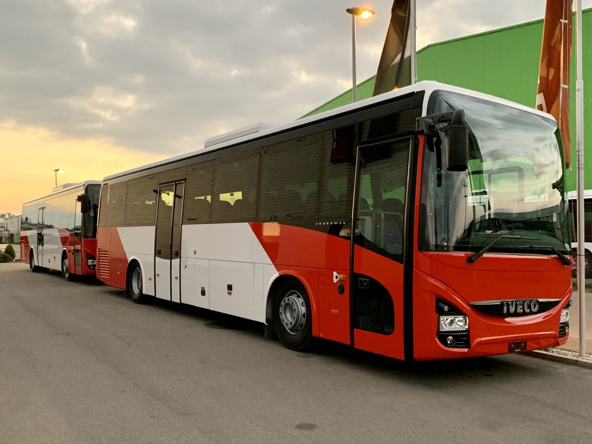 Zwei neue Iveco Crossway für die TMR SA am 9.10.21 bei Interbus Kerzers.