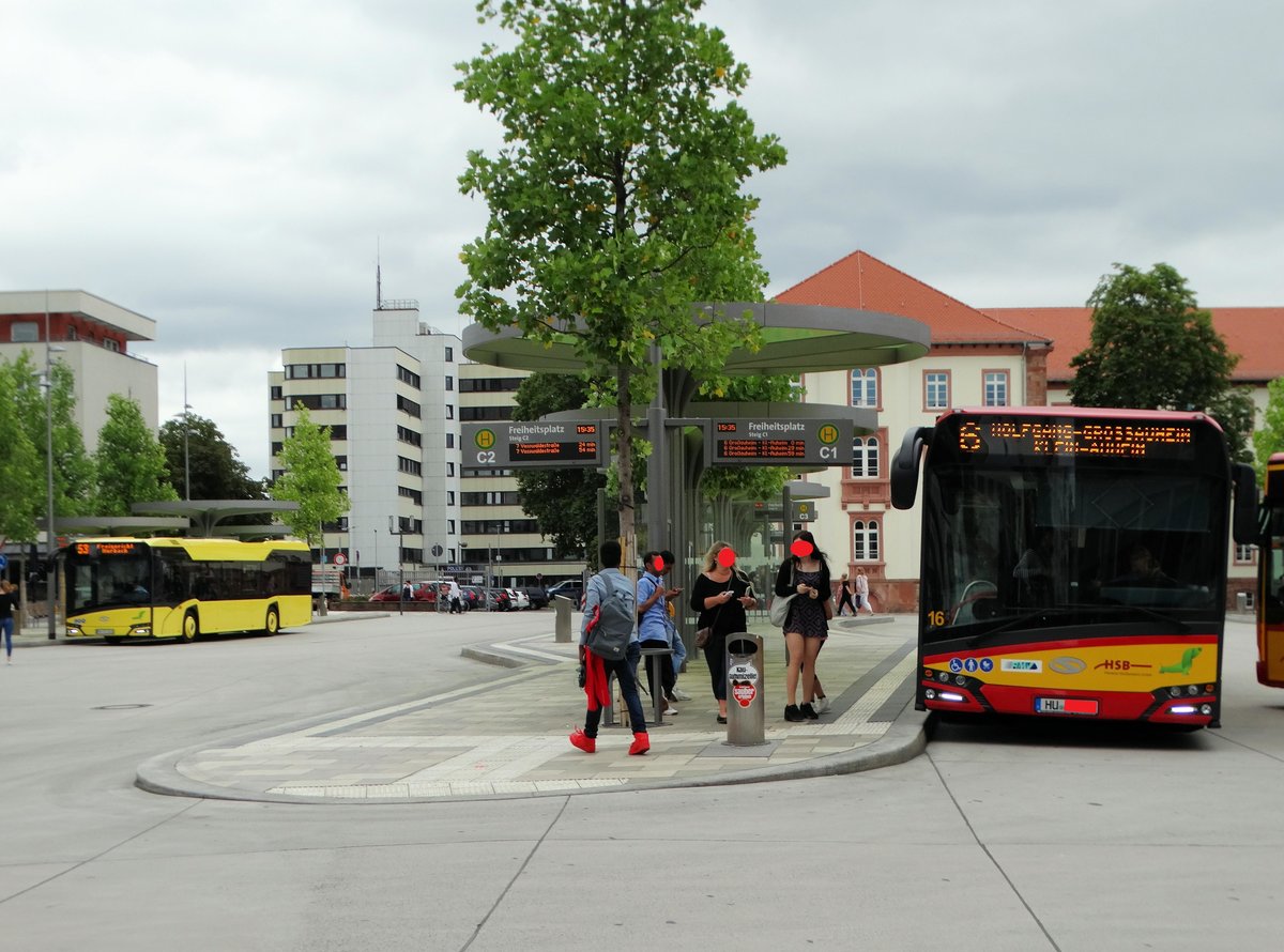 Zwei neue Solaris Urbino 12 am 22.08.16 in Hanau Freiheitsplatz. Der eine von Stroh Bus und der andere der Hanauer Straßenbahn Wagen 16