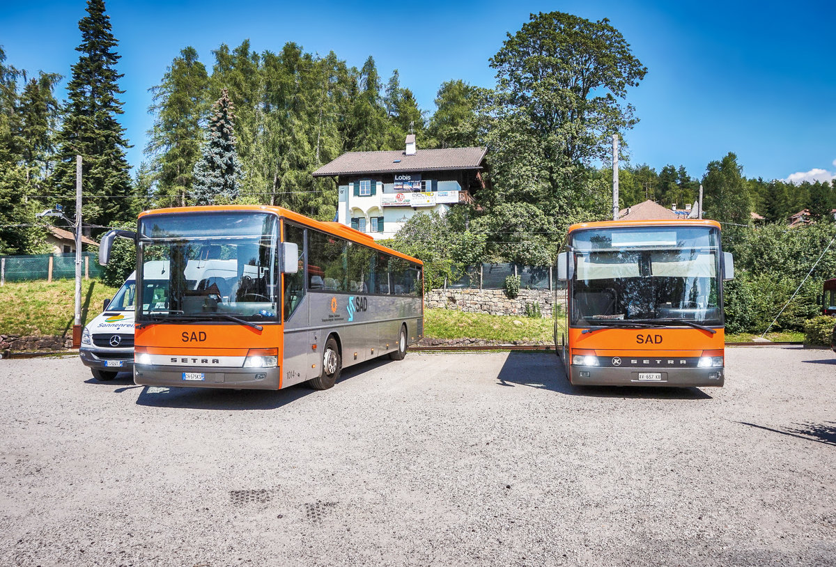 Zwei SETRA 315 UL der SAD stehen am 25.8.2017 beim Bahnhof Collalbo/Klobenstein.