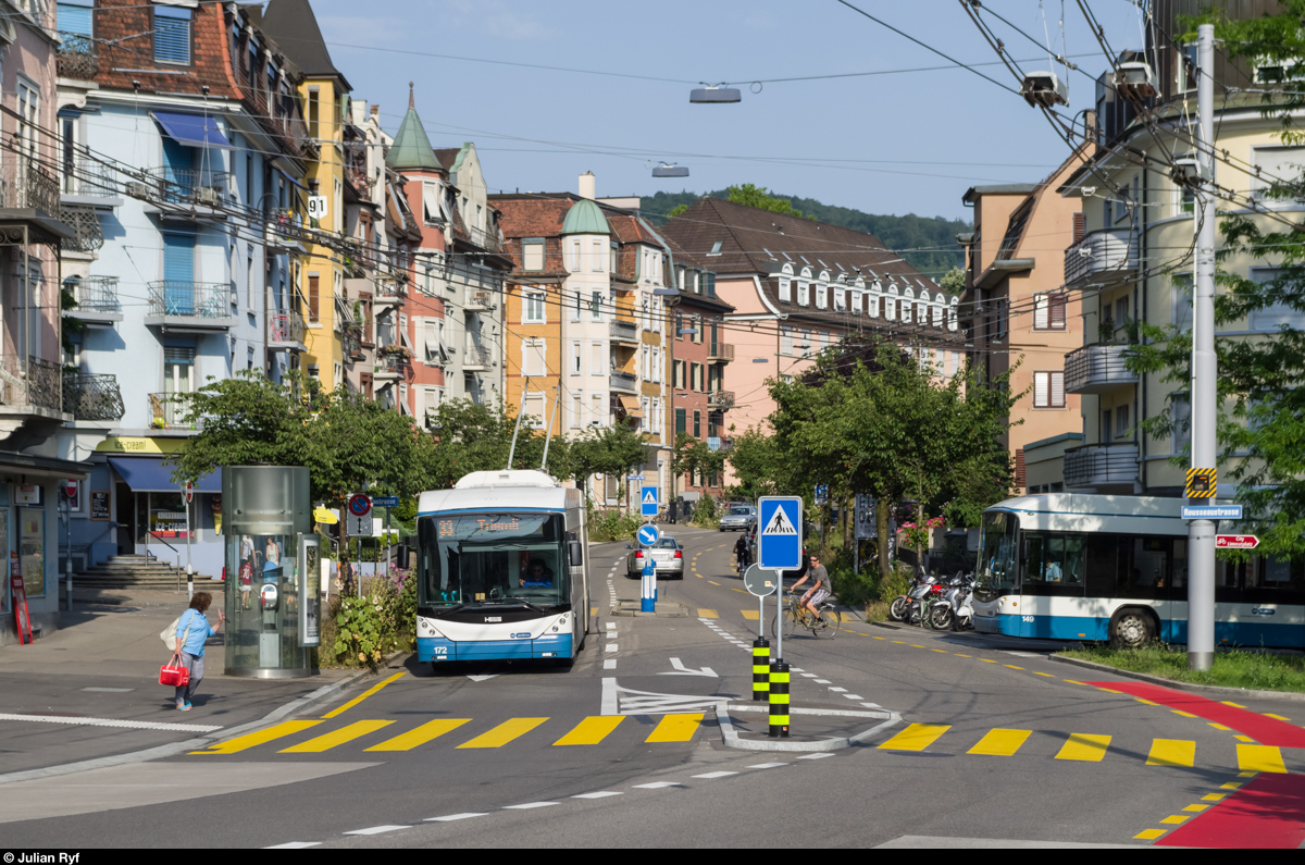 Zwei Swisstrolleys erreichen am 2. Juli 2015 den Bahnhof Wipkingen. Wagen 149 auf der Linie 46 muss warten, bis Wagen 172 auf der Linie 33 vorbei ist und er auf die Nordbrücke einbiegen kann.