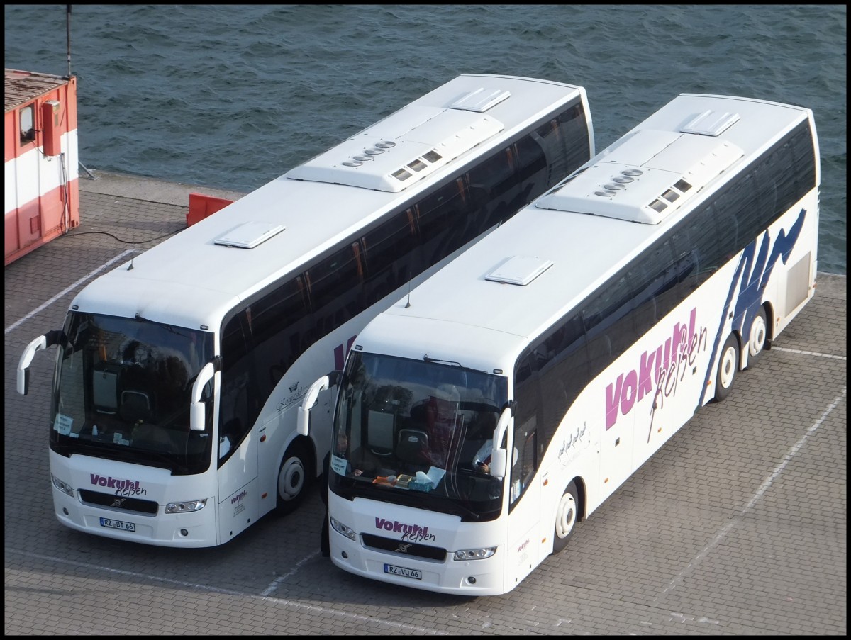 Zwei Volvo 9700 von Vokuhl Reisen aus Deutschland im Stadthafen Sassnitz am 27.10.2013