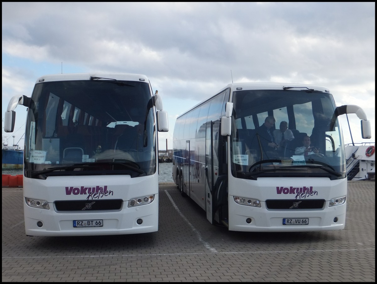 Zwei Volvo 9700 von Vokuhl Reisen aus Deutschland im Stadthafen Sassnitz am 27.10.2013