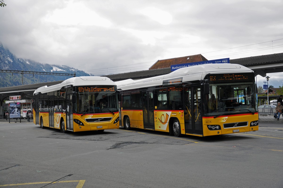 Zwei Volvo Hybrid Buse der Post am Bahnhof Interlaken West. Die Aufnahme stammt vom 19.04.2014.