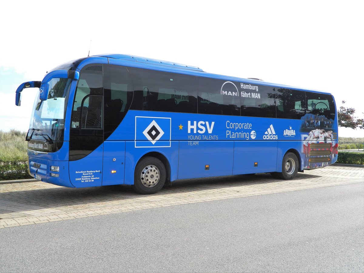 Zweiachsiger MAN Lion's Coach - Mannschaftsbus der  Jungen Talente  des Hamburger SV am 09.10.2017 unterwegs in Scharbeutz.